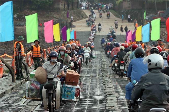 Dòng phương tiện qua cầu sau lệnh thông xe chính thức lúc 6 giờ ngày 30/9. Ảnh: An Đăng-TTXVN