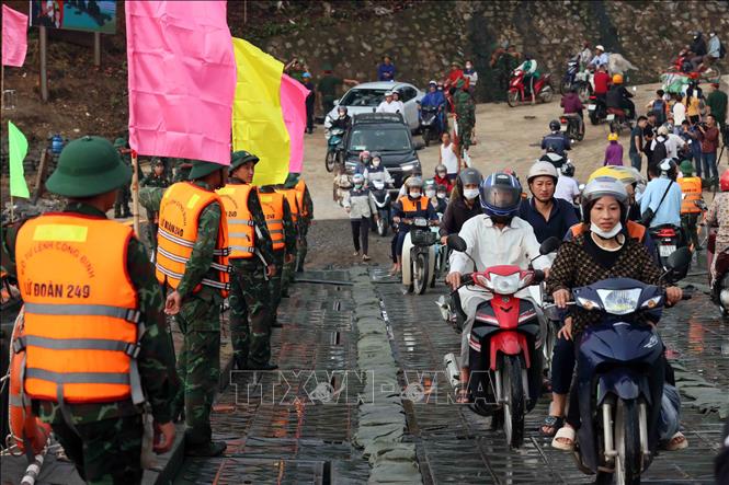 Dòng phương tiện qua cầu sau lệnh thông xe chính thức lúc 6 giờ ngày 30/9. Ảnh: An Đăng-TTXVN