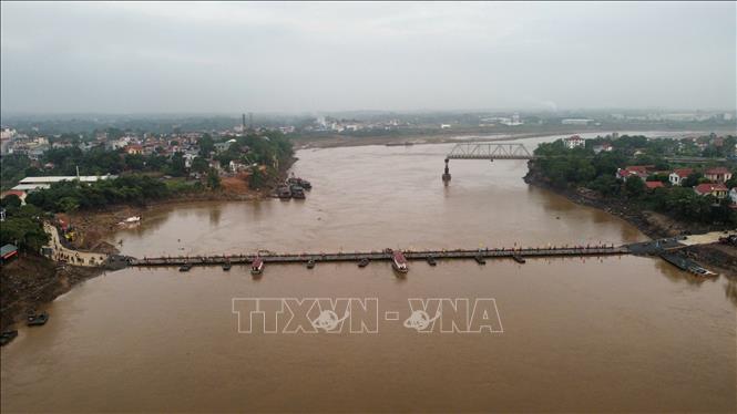 Dòng phương tiện qua cầu sau lệnh thông xe chính thức lúc 6 giờ ngày 30/9. Ảnh: Hoàng Hiếu-TTXVN