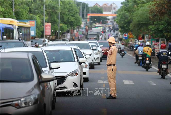 Đảm bảo lưu thông an toàn tại các hướng vào cầu phao Phong Châu. Ảnh: An Đăng - TTXVN