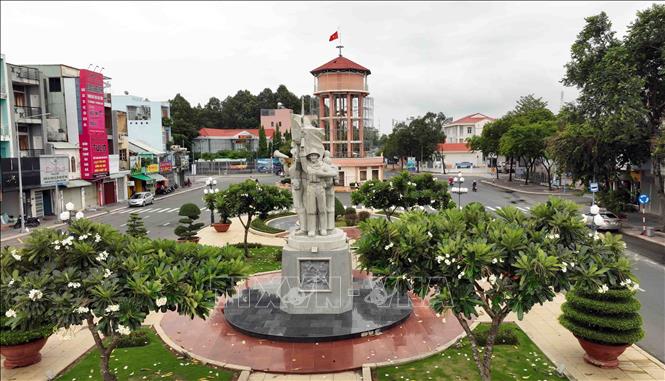 Tượng đài giải phóng 27/4 trên đường Cách mạng tháng 8, thành phố Bà Rịa, tỉnh Bà Rịa - Vũng Tàu. Ảnh: Vũ Sinh - TTXVN