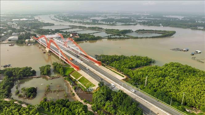 Cầu Cỏ May trên QL51 bắc qua sông Cỏ May nối liền thành phố Bà Rịa với thành phố Vũng Tàu, tỉnh Bà Rịa - Vũng Tàu. Ảnh: Vũ Sinh - TTXVN