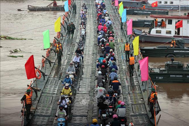 Dòng phương tiện qua cầu Phong Châu sau lệnh thông xe sáng 30/9. Ảnh: An Đăng-TTXVN