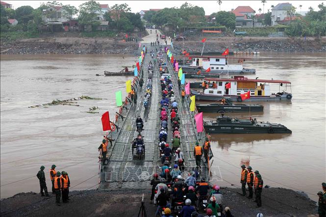 Dòng phương tiện qua cầu Phong Châu sau lệnh thông xe sáng 30/9. Ảnh: An Đăng-TTXVN