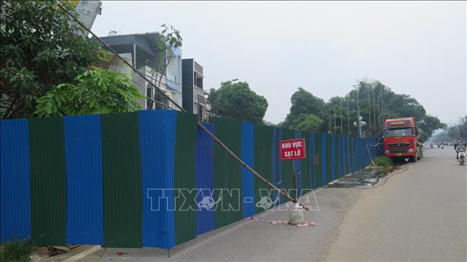 Tuyến phố Tùng Tung nằm trong khu vực sạt lở. Ảnh: Hương Thu - TTXVN                           