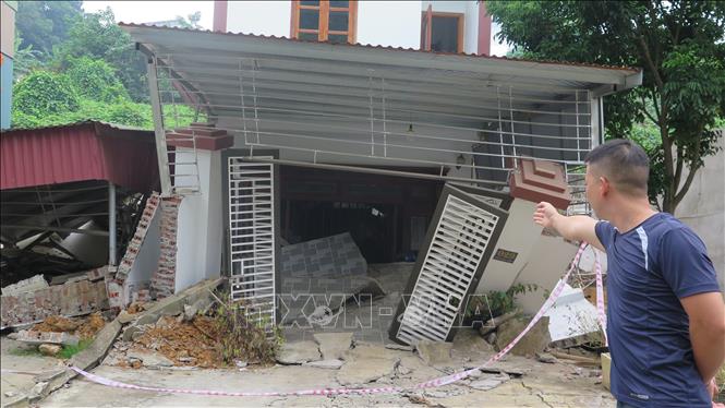 Đất ở dãy phố Tùng Tung ngày càng trồi lên cao khiến nhiều ngôi nhà bị xô nghiêng và có nguy cơ sập hoàn toàn. Ảnh: Hương Thu - TTXVN                                                     