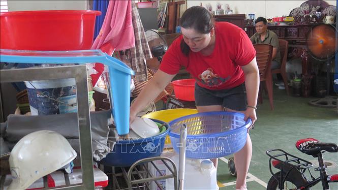 Nhà văn hóa khu dân cư Tùng Tung là nơi ở và sinh hoạt tạm thời của gia đình anh Bạch Văn Hùng cùng hàng chục hộ dân khác những ngày qua. Ảnh: Hương Thu - TTXVN                                                  