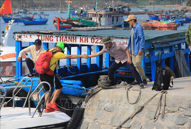 Ngoài thuyền của người dân, dịch vụ vận chuyển cano đang được khách du lịch chọn sử dụng để di chuyển tới làng biển Bích Đầm. Ảnh: Phan Sáu -TTXVN