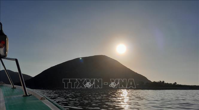 Bình minh trên đảo Bích Đầm, thành phố Nha Trang, tỉnh Khánh Hòa. Ảnh: Phan Sáu -TTXVN