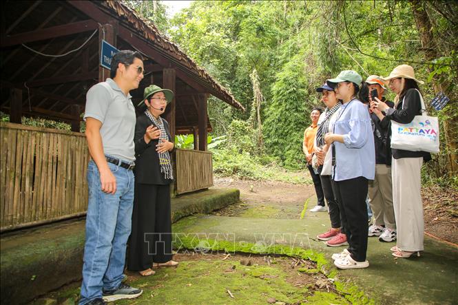 Du khách tìm hiểu về cuộc sống tại khu vực nhà ở và làm việc của các đồng chí lãnh đạo Trung ương Cục miền Nam. Ảnh: Giang Phương - TTXVN
