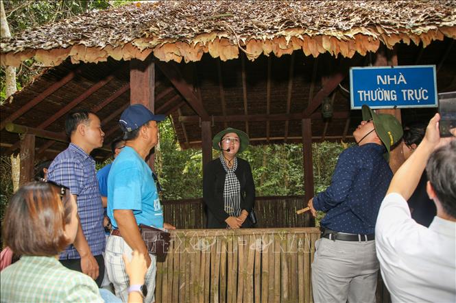 Nhà trong căn cứ có mái lợp lá trung quân, một loại lá có sẵn trong rừng, có tính lâu mục, không cháy lan khi bị đốt, hạn chế hỏa hoạn khi bị bom pháo. Ảnh: Giang Phương - TTXVN