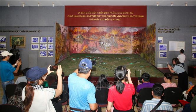 Du khách xem sa bàn diễn biến chiến dịch phản công đánh bại cuộc hành quân JunctionCity của quân Mỹ vào Căn cứ Bắc Tây Ninh. Ảnh: Giang Phương - TTXVN