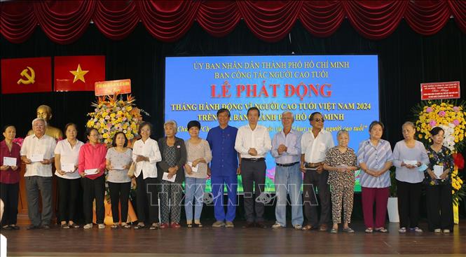 Đại diện Ban tổ chức và nhà tài trợ tặng quà cho người cao tuổi có hoàn cảnh khó khăn ở các quận huyện và thành phố Thủ Đức tại buổi lễ. Ảnh: Thanh Vũ-TTXVN
