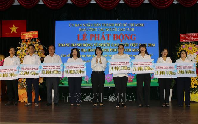 Phó Chủ tịch Uỷ ban nhân dân Thành phố Hồ Chí Minh Trần Thị Diệu Thúy tặng quà cho đại diện người cao tuổi có hoàn cảnh khó khăn ở các quận huyện và thành phố Thủ Đức tại buổi lễ. Ảnh: Thanh Vũ-TTXVN
