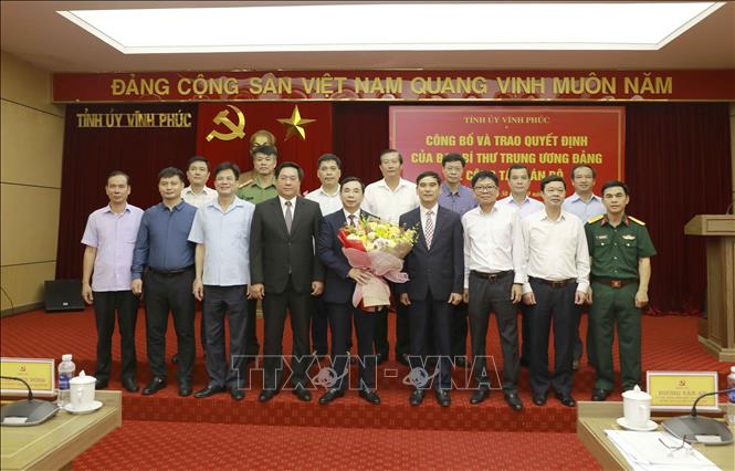 Ban Thường vụ Tỉnh ủy Vĩnh Phúc chúc mừng tân Phó bí thư Tỉnh ủy Vĩnh Phúc Bùi Huy Vĩnh. Ảnh: Hoàng Hùng – TTXVN