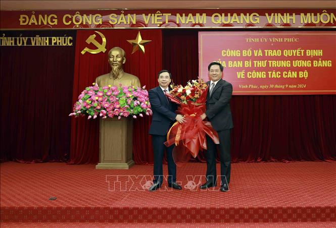 Chủ tịch UBND tỉnh Vĩnh Phúc Trần Duy Đông (phải) chúc mừng tân Phó bí thư Tỉnh ủy Vĩnh Phúc Bùi Huy Vĩnh. Ảnh: Hoàng Hùng – TTXVN