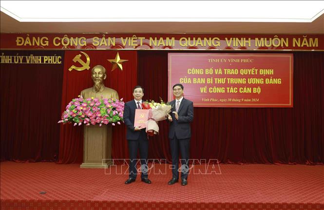 Bí thư Tỉnh ủy Vĩnh Phúc Dương Văn An chúc mừng tân Phó bí thư Tỉnh ủy Vĩnh Phúc Bùi Huy Vĩnh. Ảnh: Hoàng Hùng – TTXVN