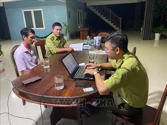 Ông Nguyễn Thái Hậu, Hạt phó Hạt Kiểm lâm-Ban quản lý Vườn Quốc gia Côn Đảo tiến hành lập biên bản vi phạm hành chính, xử lý đối tượng và tang vật theo quy định của pháp luật. Ảnh: BQL VQGCĐ-TTXVN phát 