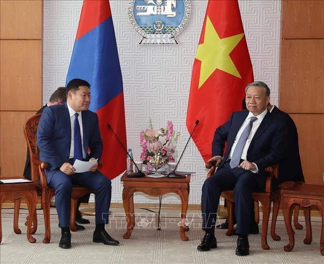 Party General Secretary and State President To Lam meets with Chairman of the ruling Mongolian People's Party and Prime Minister Luvsannamsrain Oyun-Erdene in the capital city of Ulaanbaatar on September 30. VNA Photo: Trí Dũng