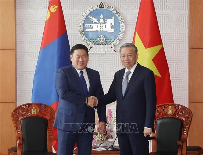 Party General Secretary and State President To Lam meets with Chairman of the ruling Mongolian People's Party and Prime Minister Luvsannamsrain Oyun-Erdene in the capital city of Ulaanbaatar on September 30. VNA Photo: Trí Dũng