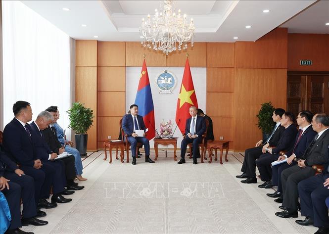 Party General Secretary and State President To Lam meets with Chairman of the ruling Mongolian People's Party and Prime Minister Luvsannamsrain Oyun-Erdene in the capital city of Ulaanbaatar on September 30. VNA Photo: Trí Dũng