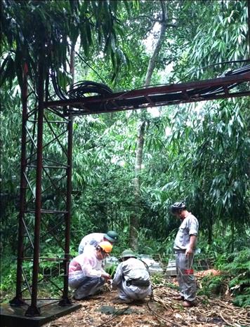Nhân viên Viettel Hà Giang lắp đặt 1 trạm phát sóng mới, đảm bảo thông tin liên lạc thông suốt, phục vụ cứu nạn, cứu hộ vụ sạt lở nghiêm trọng ở huyện Bắc Quang, tỉnh Hà Giang. Ảnh: TTXVN phát