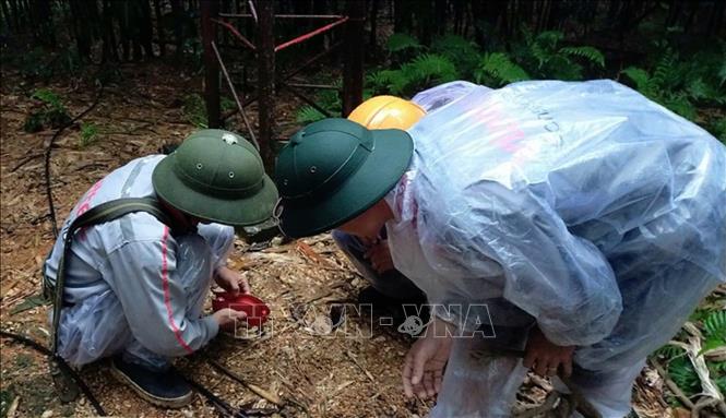 Nhân viên Viettel Hà Giang lắp đặt trạm phát sóng mới, đảm bảo thông tin liên lạc thông suốt. Ảnh: TTXVN phát