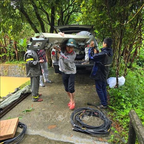 Nhân viên Viettel Hà Giang lắp đặt trạm phát sóng mới, phục vụ cứu nạn, cứu hộ vụ sạt lở nghiêm trọng ở huyện Bắc Quang, tỉnh Hà Giang. Ảnh: TTXVN phát