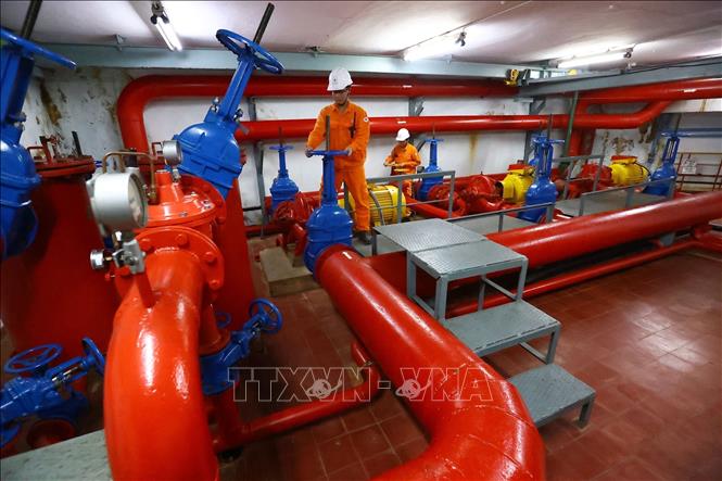 Công nhân kiểm tra hệ thống phòng cháy chữa cháy tại khu vực nhà máy. Ảnh: Huy Hùng – TTXVN
