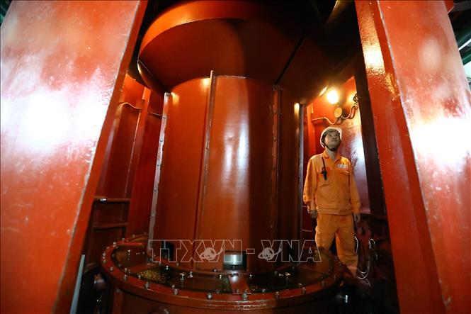 Công nhân kiểm tra tại khu vực gian turbine tổ máy số 2. Ảnh: Huy Hùng – TTXVN