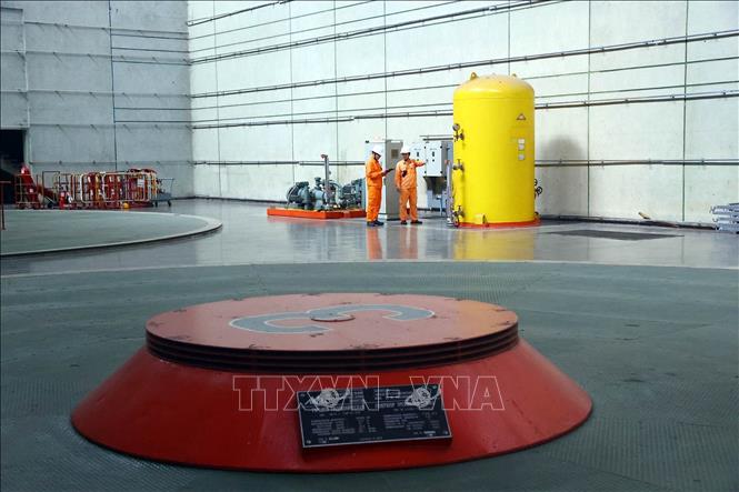 Công nhân vận hành sản xuất tại nhà máy thủy điện Trị An. Ảnh: Huy Hùng – TTXVN