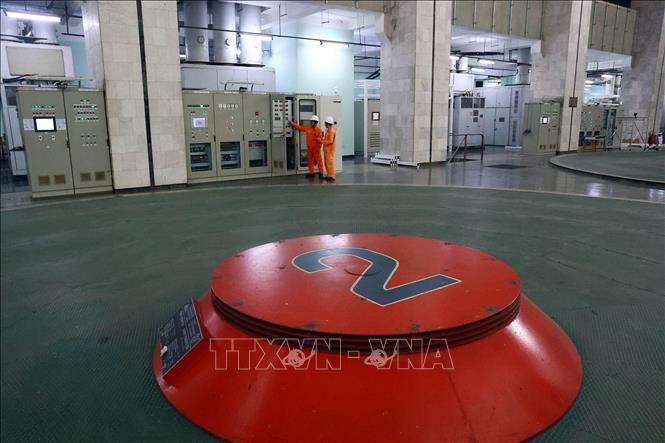 Các kỹ sư kiểm tra tủ bảo vệ rơ le tổ máy số 3 Nhà máy thủy điện Trị An. Ảnh: Huy Hùng – TTXVN