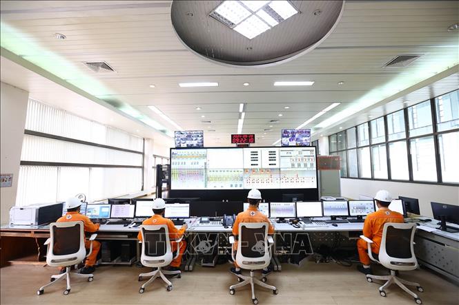Vận hành hoạt động sản xuất tại phòng điều khiển trung tâm của Nhà máy thủy điện Trị An. Ảnh: Huy Hùng – TTXVN
