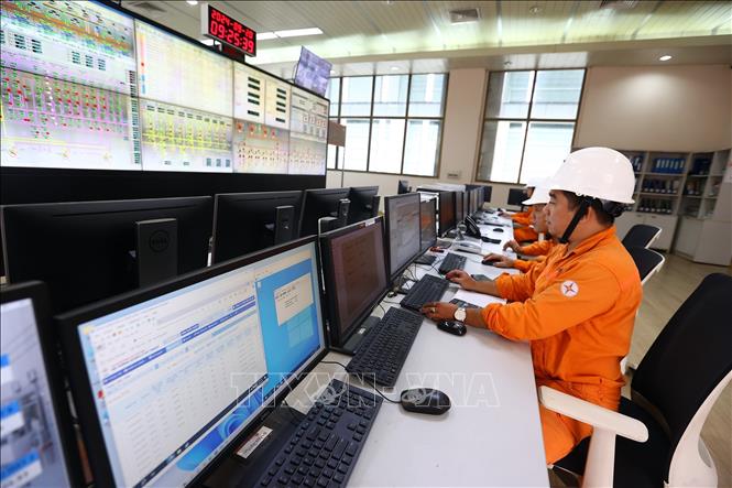Vận hành hoạt động sản xuất tại phòng điều khiển trung tâm của Nhà máy thủy điện Trị An. Ảnh: Huy Hùng – TTXVN