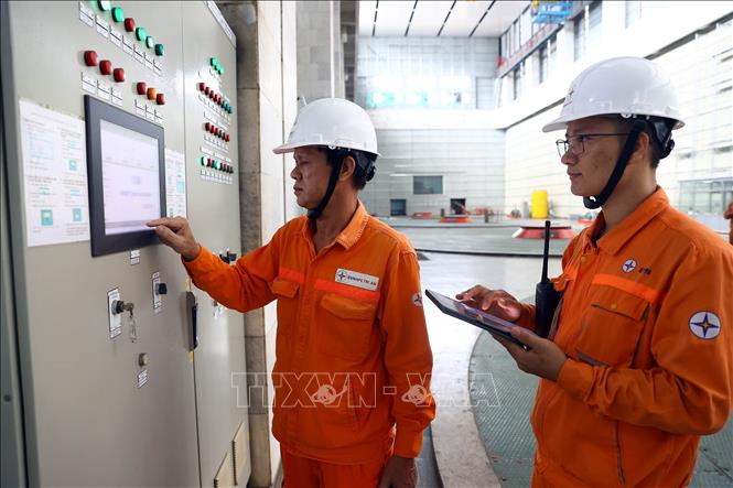 Công nhân vận hành sản xuất tại nhà máy thủy điện Trị An. Ảnh: Huy Hùng – TTXVN