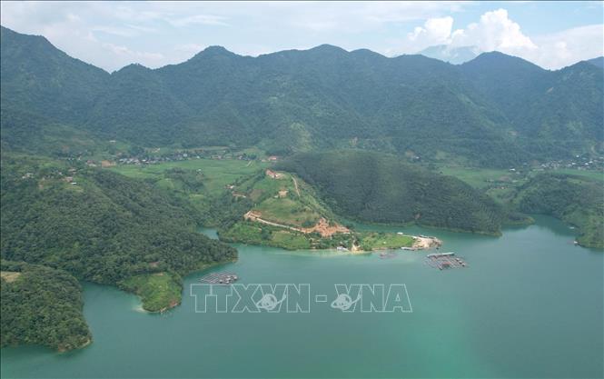 Pa Khom Bay is surrounded by tall limestone mountains. VNA Photo: Quý Trung