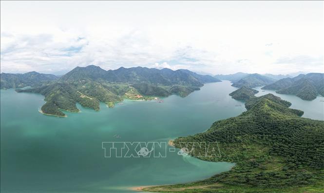 Pa Khom Bay is known as the hidden blue gem of Vietnam's northwestern region. VNA Photo: Quý Trung