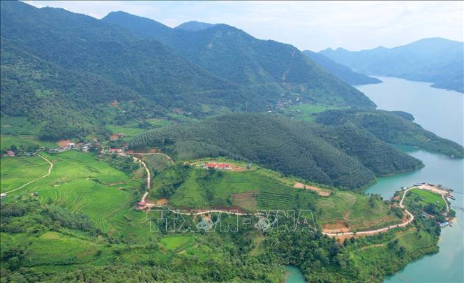 Pa Khom Bay's scenery not only showcases the beauty of deep blue water and deep green mountains, but also shares the lush green colour of terraced rice fields. VNA Photo: Quý Trung