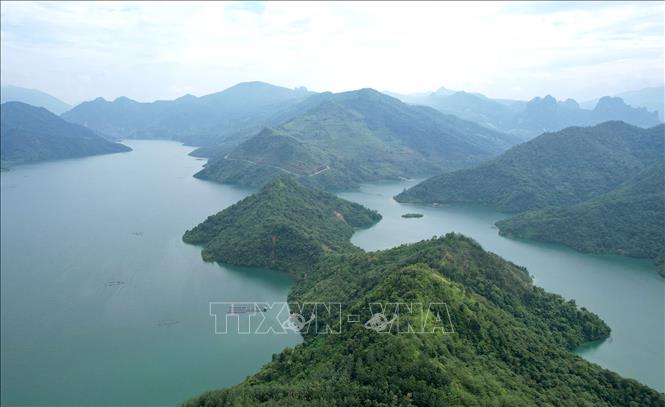 The majestic limestone mountain ridges in Pa Khom Bay. VNA Photo: Quý Trung