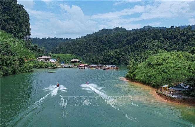 Visitors can enjoy activities such as swimming in the clear water, kayaking, or renting a motorboat to explore the bay’s beautiful scenery. VNA Photo: Quý Trung