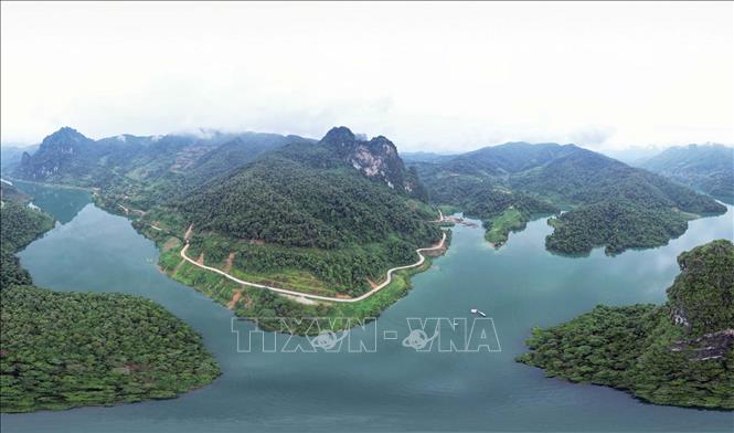Pa Khom Bay has a curved road surrounding one of its limestone mountains, providing a scenic path for visitors. VNA Photo: Quý Trung