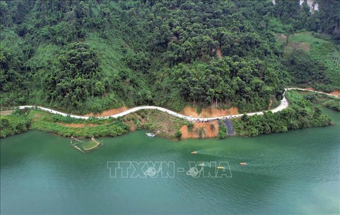 A curved road around one of Pa Khom Bay's limestone mountains. VNA Photo: Quý Trung