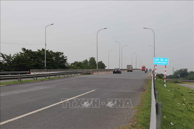 Cầu Tân An được đầu tư xây dựng mới, góp phần đáp ứng với nhu cầu phát triển, vận chuyển hàng hóa không chỉ của Long An mà cả của vùng ĐBSCL. Ảnh: Minh Hưng – TTXVN