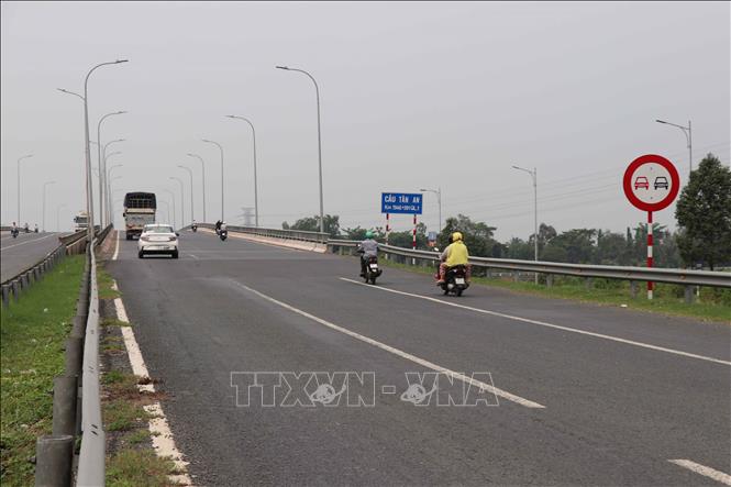 Cầu Tân An được đầu tư xây dựng mới, góp phần đáp ứng với nhu cầu phát triển, vận chuyển hàng hóa không chỉ của Long An mà cả vùng ĐBSCL. ẢNh: Minh Hưng - TTXVN