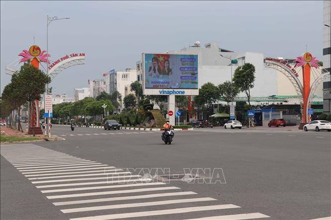 Đường Hùng Vương, cửa ngõ vào thành phố Tân An, Long An được đầu tư mở rộng, mang lại bộ mặt mới cho thành phố. Ảnh: Minh Hưng – TTXVN