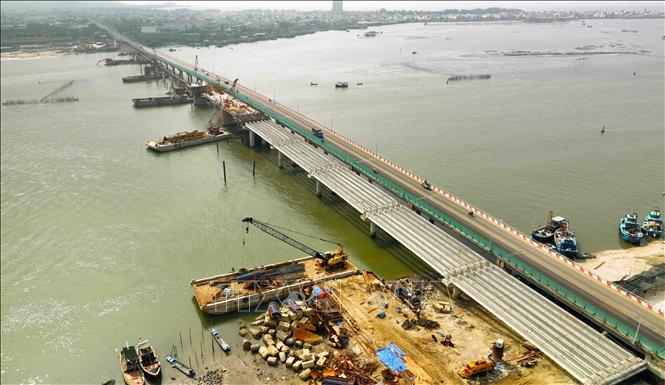 Thi công mở rộng cầu Cửa Lấp trên tuyến đường của dự án nâng cấp mở rộng đường ven biển bắc qua sông Cỏ May. Ảnh: Vũ Sinh – TTXVN