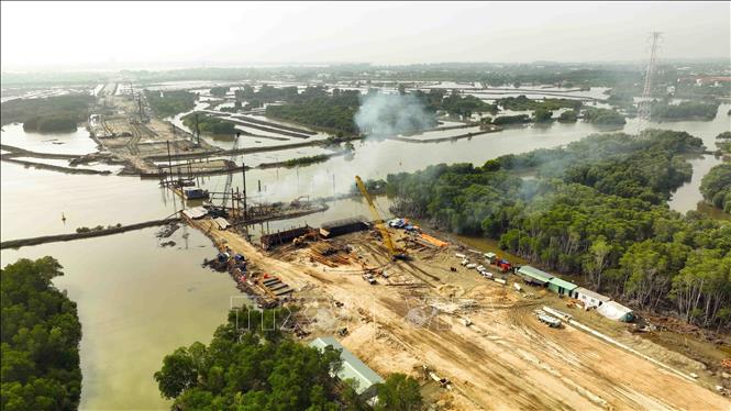 Thi công cầu Cây Khế bắc qua sông Dinh trên tuyến đường của dự án nâng cấp mở rộng đường ven biển. Ảnh: Vũ Sinh – TTXVN