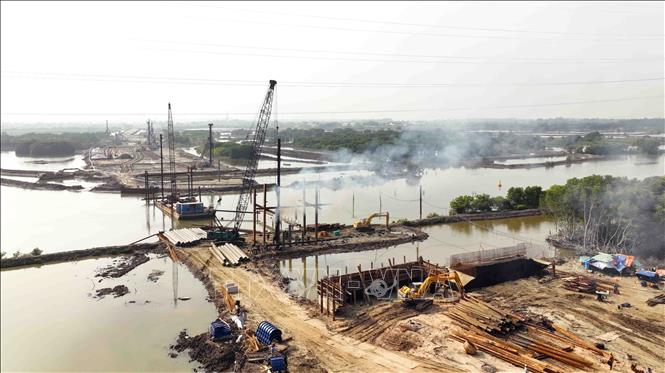 Thi công cầu Cây Khế bắc qua sông Dinh trên tuyến đường của dự án nâng cấp mở rộng đường ven biển. Ảnh: Vũ Sinh – TTXVN