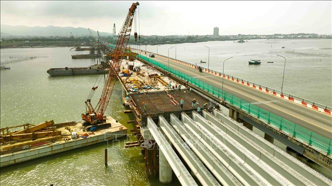 Thi công mở rộng cầu Cửa Lấp trên tuyến đường của dự án nâng cấp mở rộng đường ven biển bắc qua sông Cỏ May. Ảnh: Vũ Sinh – TTXVN