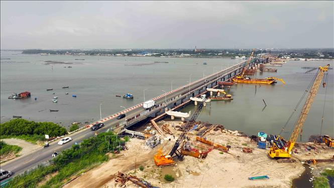 Thi công mở rộng cầu Cửa Lấp trên tuyến đường của dự án nâng cấp mở rộng đường ven biển bắc qua sông Cỏ May. Ảnh: Vũ Sinh – TTXVN